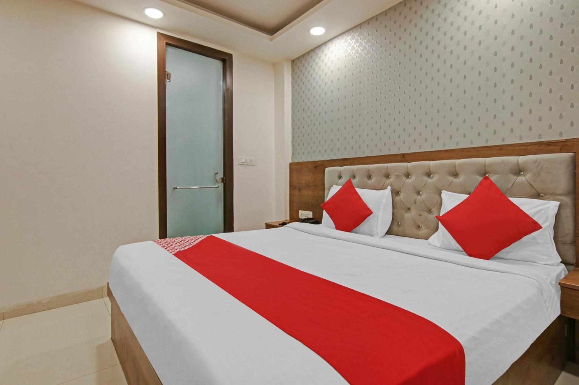 Super Hotel O Avi Suites New Delhi Room photo